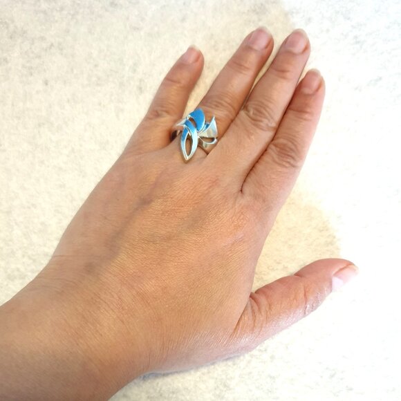 One-of-a-Kind Vintage Canadian Sterling Silver Ribbon Abstract Modernist Ring - Picture 11 of 13